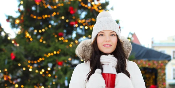 Happy young woman with tea cup at christmas market — Stock Photo, Image