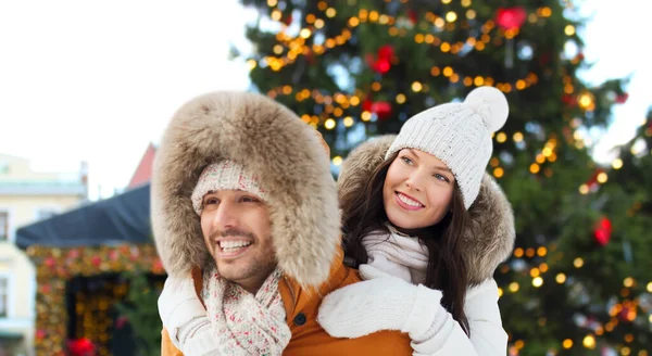 Gelukkig paar over kerst markt achtergrond — Stockfoto