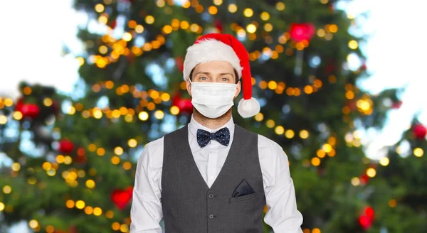 Людина в захисних масках і капелюсі Санта на Різдво — стокове фото