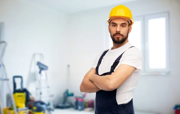 Mężczyzna pracownik lub budowniczy ze skrzyżowanymi ramionami — Zdjęcie stockowe