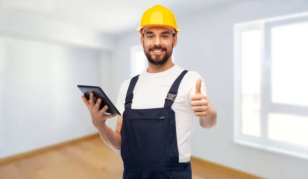 Arbeiter oder Bauarbeiter mit Tablet-PC, der Daumen hoch zeigt — Stockfoto