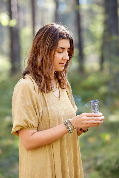 Kvinna eller häxa utför magi ritual i skogen — Stockfoto