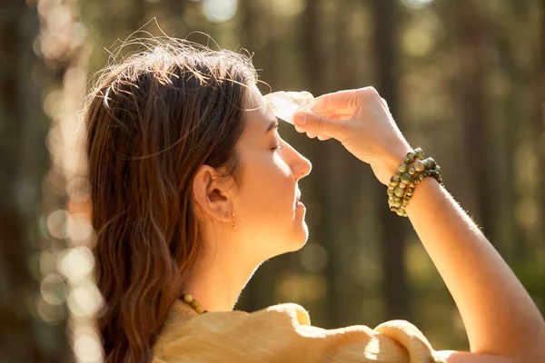 Mujer o bruja realizando un ritual mágico en el bosque —  Fotos de Stock