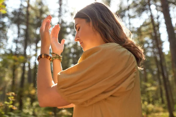 Mulher ou bruxa realizando ritual mágico na floresta — Fotografia de Stock