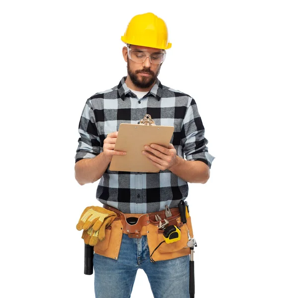 Trabajador masculino o constructor en casco con portapapeles — Foto de Stock