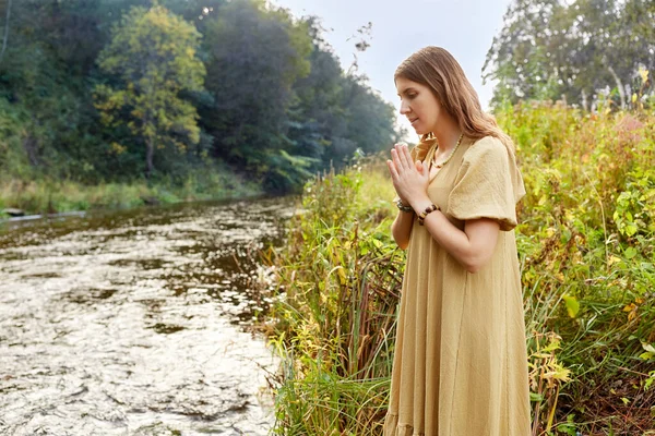 Жінка або відьма, що виконує магічний ритуал на річці Стокове Зображення