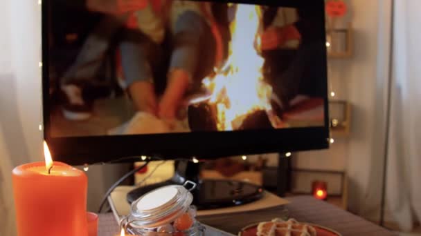 Mujer relojes tv y bebidas cacao en halloween — Vídeo de stock