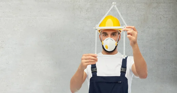 Trabajador masculino o constructor con regla de carpintería — Foto de Stock