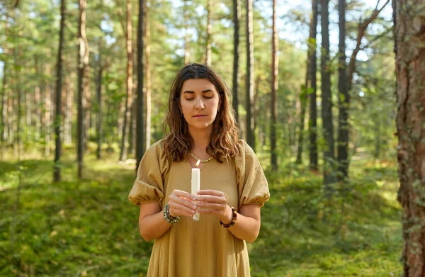 Mulher ou bruxa realizando ritual mágico na floresta — Fotografia de Stock