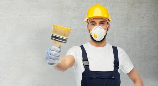 Arbetare eller byggare i respirator med pensel — Stockfoto