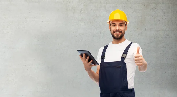 Trabalhador ou construtor com tablet pc mostrando polegares para cima — Fotografia de Stock