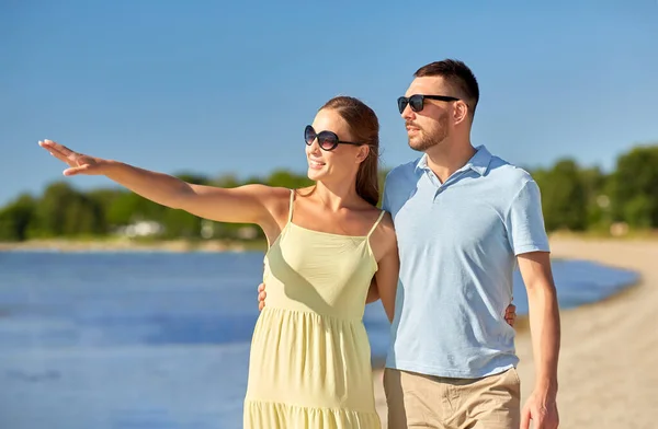 Gelukkig paar knuffelen op zomer strand — Stockfoto