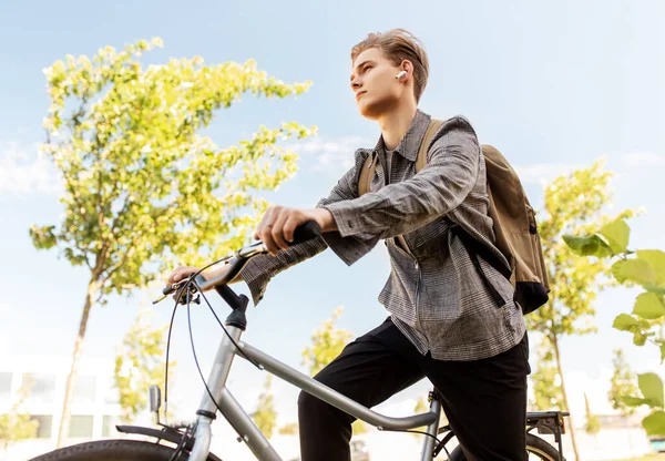 Ragazzo adolescente con auricolari e borsa in bicicletta — Foto Stock