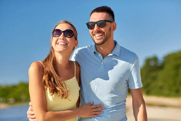 Feliz pareja abrazándose en verano playa —  Fotos de Stock