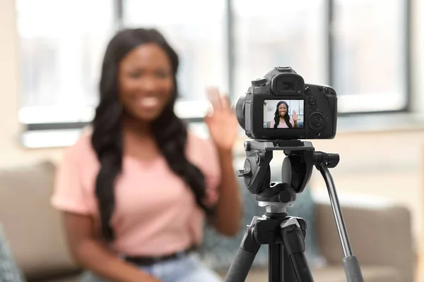 Blogger femminile con macchina fotografica video blogging a casa — Foto Stock