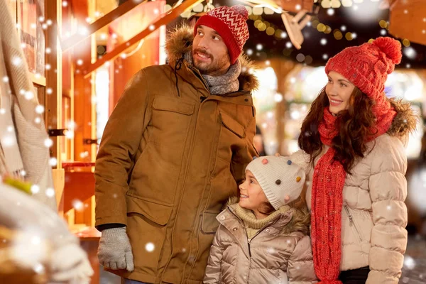 Famiglia felice al mercatino di Natale in città — Foto Stock