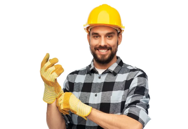 Χαρούμενος εργάτης ή οικοδόμος σε κράνος και γάντια — Φωτογραφία Αρχείου