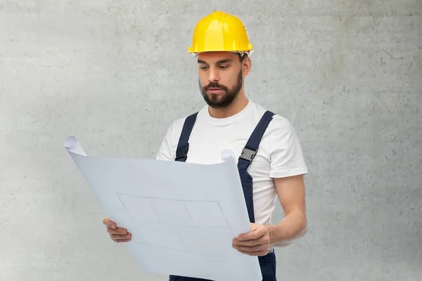 Manlig arbetare eller byggmästare i hjälm med ritning — Stockfoto