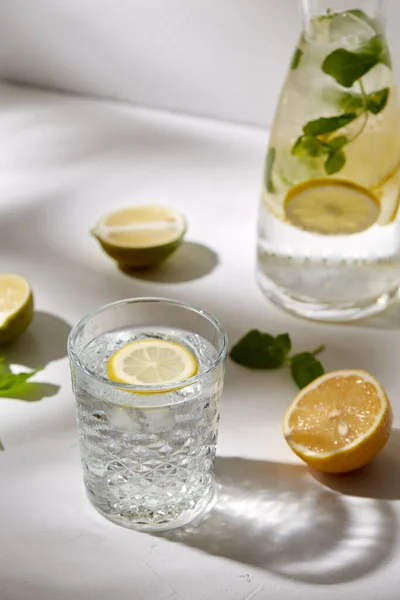 Verres avec de l'eau de citron et menthe poivrée sur la table — Photo