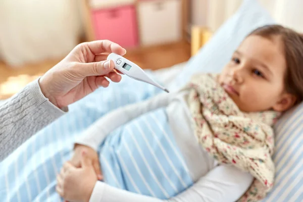 Mãe medir a temperatura da filha doente — Fotografia de Stock