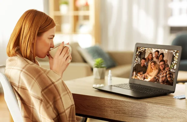 Sick woman having video call with friends at home — Stock Photo, Image