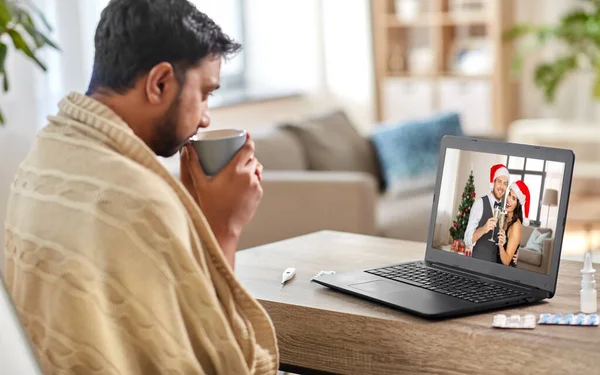 Kranker Mann telefoniert mit Freunden zu Hause — Stockfoto