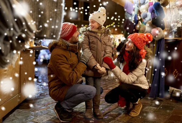 Gelukkig gezin op kerstmarkt in de stad — Stockfoto