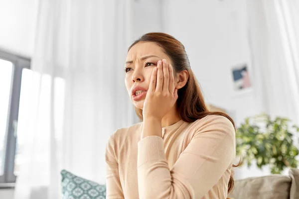 Asiatisk kvinna som lider av tandvärk hemma — Stockfoto