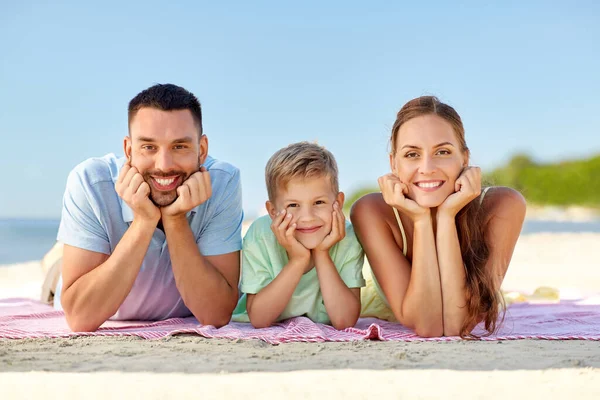 Lycklig familj liggande på sommarstranden — Stockfoto