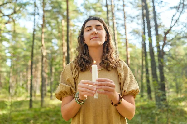 Mulher ou bruxa realizando ritual mágico na floresta — Fotografia de Stock