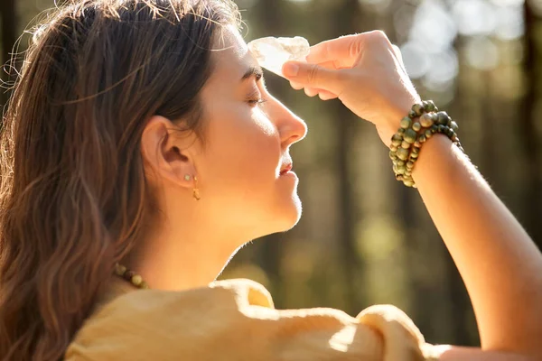 Vrouw of heks die een magisch ritueel uitvoert in het bos — Stockfoto