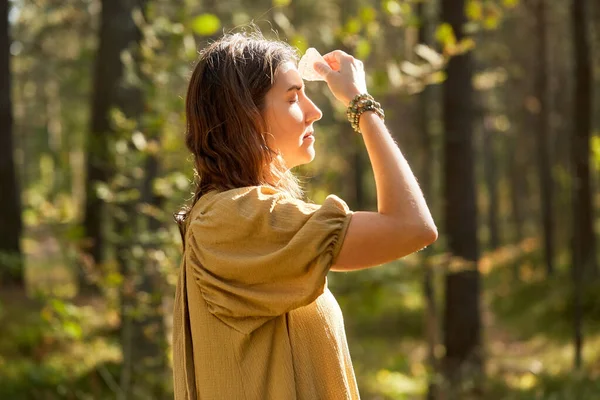 Mulher ou bruxa realizando ritual mágico na floresta — Fotografia de Stock