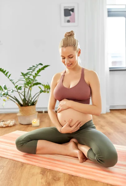 Happy pregnant woman doing yoga at home — Stock Photo, Image