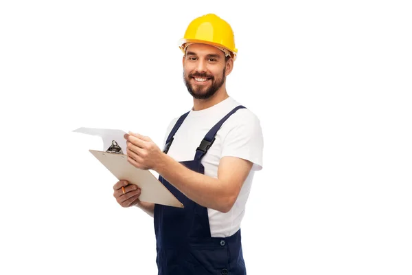 Trabalhador masculino ou construtor em capacete com prancheta — Fotografia de Stock