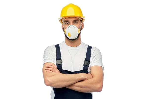 Manlig arbetare eller byggare i hjälm och respirator — Stockfoto