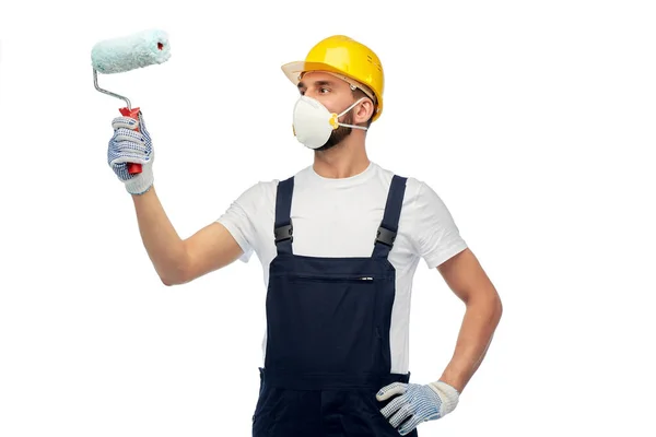 Pracownik lub budowniczy w respiratorze z wałkiem lakierniczym — Zdjęcie stockowe