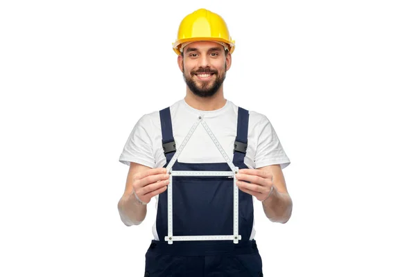 Glückliche männliche Arbeiter oder Bauarbeiter mit Zimmermannsregel — Stockfoto