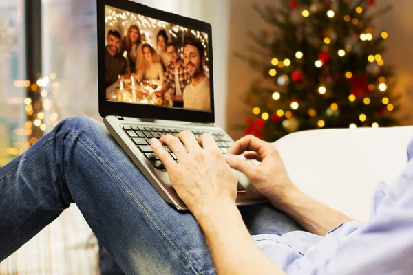 Homem ter chamada de vídeo com amigos no Natal — Fotografia de Stock