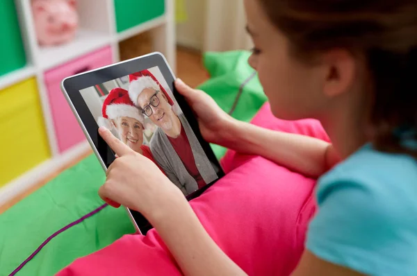 Дівчина має відеодзвінок з сім'єю на планшетному ПК — стокове фото