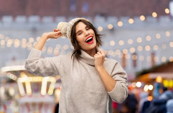 Felice donna in cappello e maglione al mercatino di Natale — Foto Stock