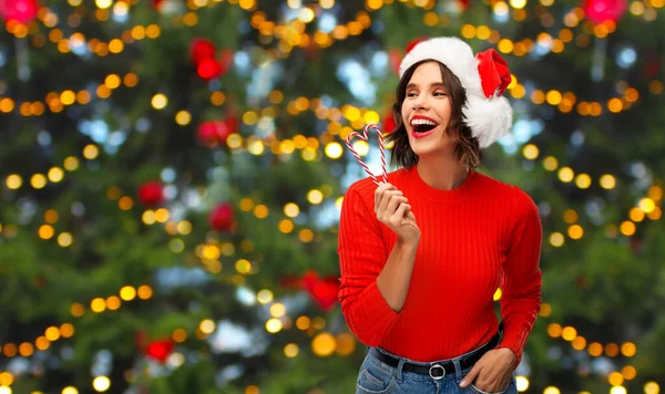 Glückliche junge Frau mit Weihnachtsmütze an Weihnachten — Stockfoto