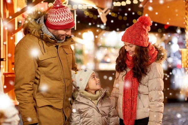 Famiglia felice al mercatino di Natale in città — Foto Stock