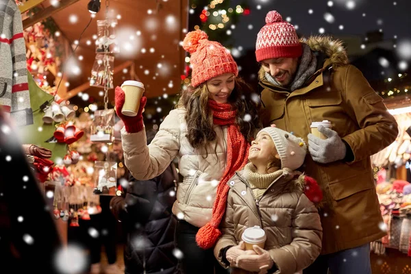 Family with takeaway drinks at christmas market — Stock Photo, Image