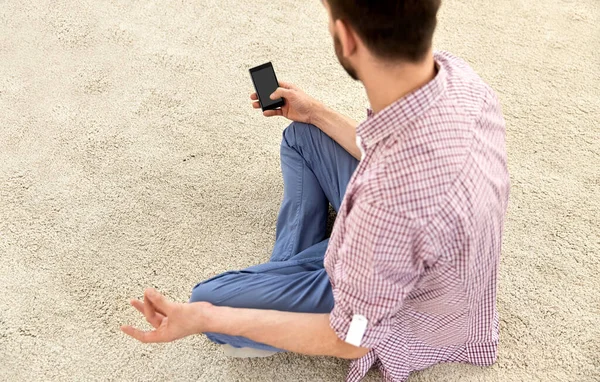 Primer plano del hombre con smartphone meditando en casa — Foto de Stock