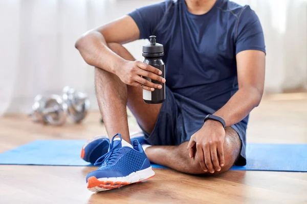 Uomo indiano acqua potabile dopo l'allenamento a casa — Foto Stock