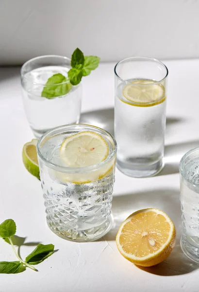 레몬 물과 페퍼민트가 담긴 안경을 식탁에 올려 놓고 — 스톡 사진