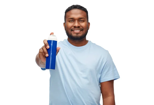 Hombre africano feliz mostrando espuma de afeitar a la cámara — Foto de Stock