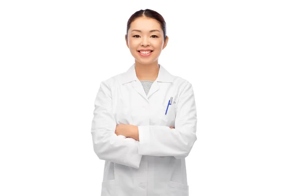 Feliz sonriente asiático mujer médico en blanco abrigo —  Fotos de Stock