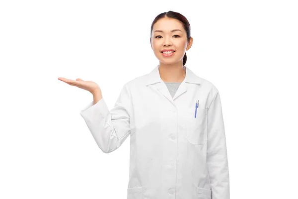 Asiatico femmina medico holding qualcosa su mano — Foto Stock