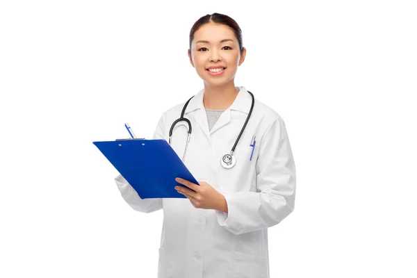 Feliz sorrindo asiático feminino médico com prancheta — Fotografia de Stock